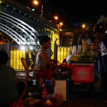 Không gian- Khu Ăn Vặt Cầu Móng