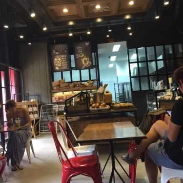 Không gian- Masstige Bread & Coffee