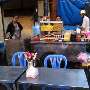 Không gian- Ăn vặt Nui Xào Bò Cô Duyên