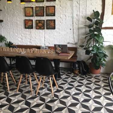 Không gian- The Local Coffee