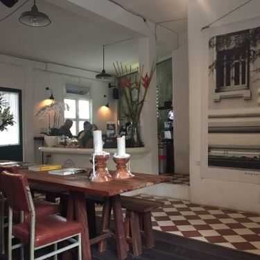 Không gian- The Old Compass Cafe