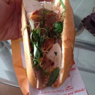 Món ăn- Tiệm Bánh Tuấn Lộc - Bánh Mì Nóng Kẹp Chả Bò