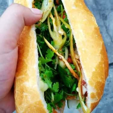 Món ăn- Tiệm Bánh Tuấn Lộc - Bánh Mì Nóng Kẹp Chả Bò