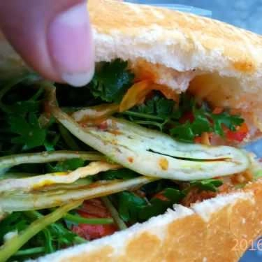 Món ăn- Tiệm Bánh Tuấn Lộc - Bánh Mì Nóng Kẹp Chả Bò