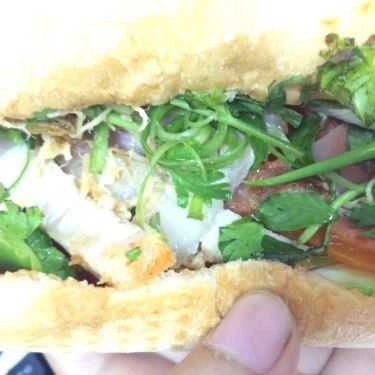 Món ăn- Tiệm Bánh Tuấn Lộc - Bánh Mì Nóng Kẹp Chả Bò