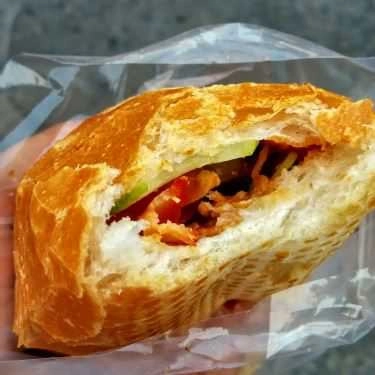 Món ăn- Tiệm Bánh Tuấn Lộc - Bánh Mì Nóng Kẹp Chả Bò