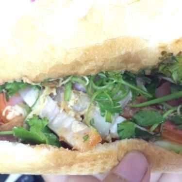 Món ăn- Tiệm Bánh Tuấn Lộc - Bánh Mì Nóng Kẹp Chả Bò