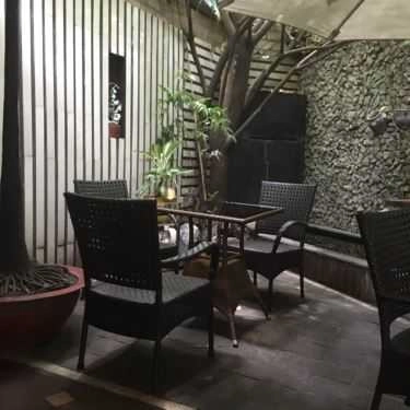Không gian- Tuấn Ngọc & E Cafe