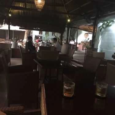 Không gian- Tuấn Ngọc & E Cafe