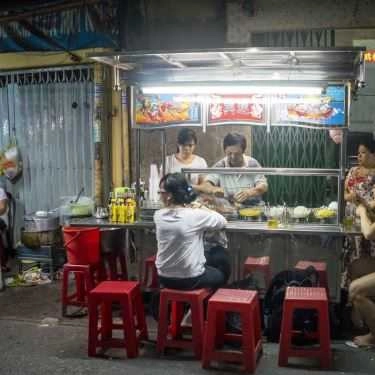 Không gian- Ăn vặt Chè Chú Quang