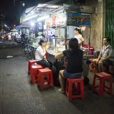 Không gian- Ăn vặt Chè Chú Quang