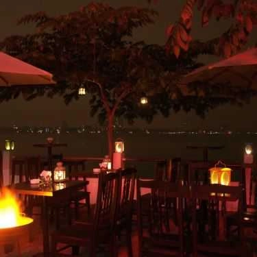 Không gian- 21° N Club Cafe