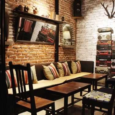 Không gian- Tháng 10 Coffee & Lounge