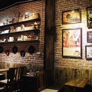 Không gian- Tháng 10 Coffee & Lounge