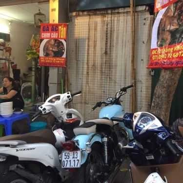 Không gian- Ăn vặt Bà Nga - Gà Ác & Chim Câu Tần