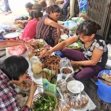 Không gian- Ăn vặt Bún Chả - 121 Phúc Tân