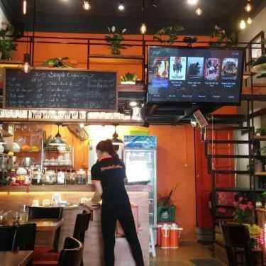 Không gian- Simple Coffee - Triệu Việt Vương