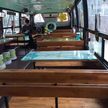 Không gian- Hanoi Bus Cafe - Hoàng Quốc Việt
