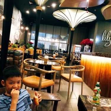 Không gian- Lily's Bar & Café