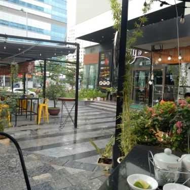 Không gian- Lily's Bar & Café