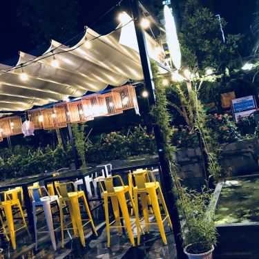 Không gian- Lily's Bar & Café