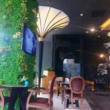 Không gian- Lily's Bar & Café