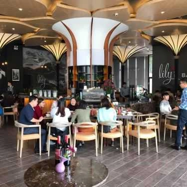 Không gian- Lily's Bar & Café