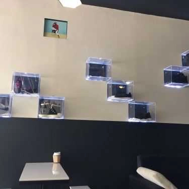 Không gian- Sneaker Coffee
