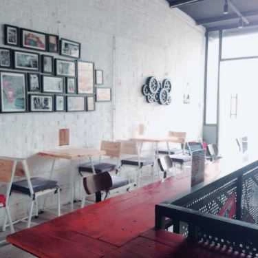 Không gian- The White House Coffee