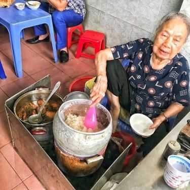 Không gian- Ăn vặt Xôi Bà Cụ - Quán Thánh