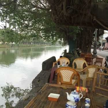 Không gian- Bên Sông Cafe