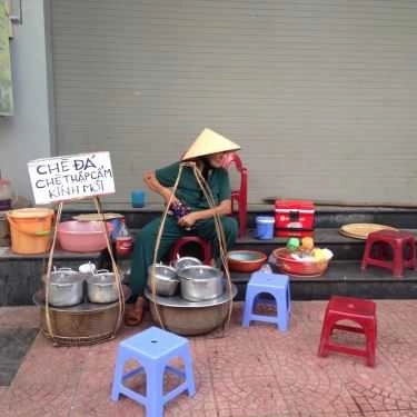 Không gian- Ăn vặt Chè Gánh