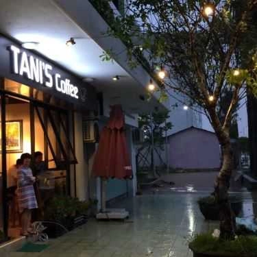 Không gian- Tani's Cafe