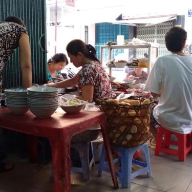 Không gian- Quán Ăn Bánh Canh Lòng & Chả Cá