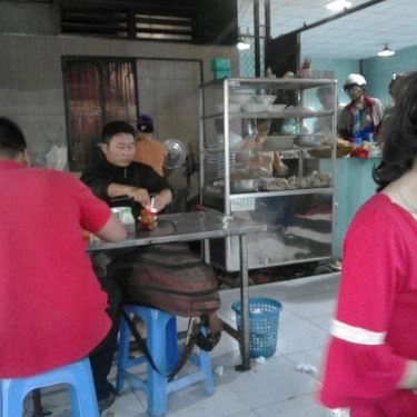 Không gian- Quán Ăn Bánh Canh Giò Heo Phú Thuận