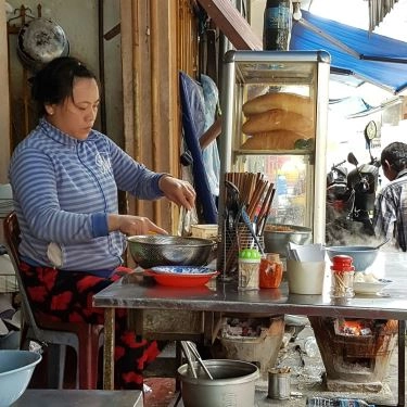Không gian- Quán Ăn Bánh Canh Hồng