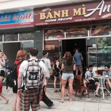 Không gian- Bánh Mì An - Phố Cổ Hạ Long