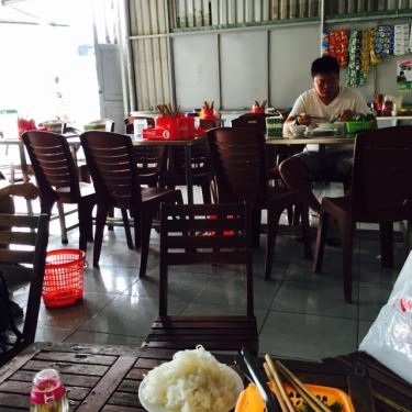 Không gian- Quán Ăn Bờ Kênh Quán - Bún Chả Hà Nội