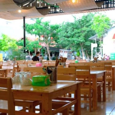 Không gian- Quán Ăn Lẩu Nướng Bon Bon