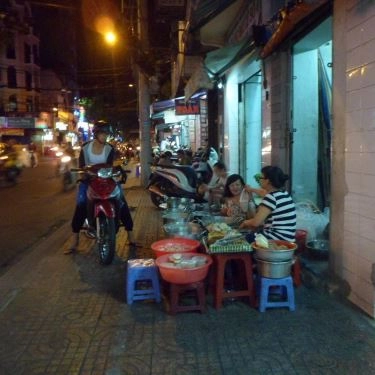 Không gian- Quán Ăn Chè Nóng Vỉa Hè - Lý Chính Thắng