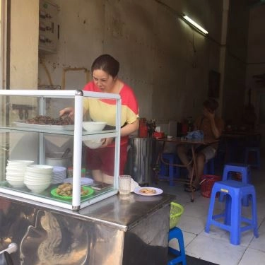 Không gian- Quán Ăn Chiến Thắng - Bún Chả & Bún Miến Ngan
