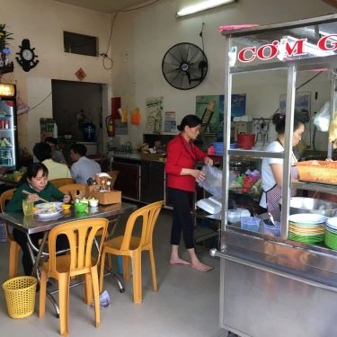 Không gian- Quán Ăn Cơm Gà Tam Kỳ 7
