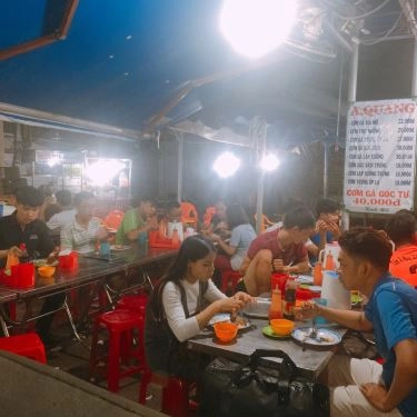 Không gian- Quán Ăn Cơm Gà Xối Mỡ A Quang