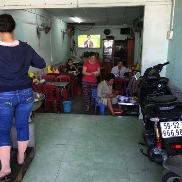 Không gian- Quán Ăn Cơm Gà Xối Mỡ Ba Tô 2