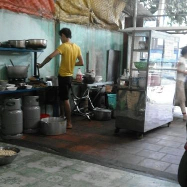 Không gian- Quán Ăn Hiếu - Cơm Gà Kho Sả Nghệ
