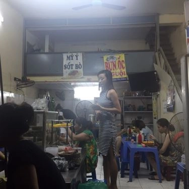 Không gian- Quán Ăn Hoa Sữa Quán - Mì Gà Tần & Đồ Ăn Vặt