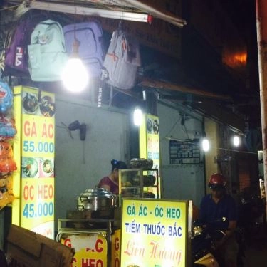 Không gian- Quán Ăn Liên Hương - Gà Ác & Óc Heo Tiềm Thuốc Bắc