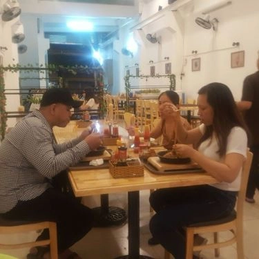 Không gian- Quán Ăn Mama Xốt - Cơm Chiên & Bò Bít Tết