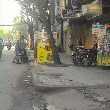 Không gian- Quán Ăn Mì Quảng Trộn Anh Út
