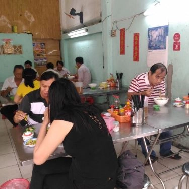 Không gian- Quán Ăn Năm - Hủ Tiếu Mì Gà & Miến Gà